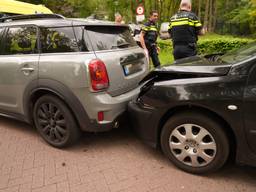 Twee auto's op elkaar in Bakel (foto: Harrie Grijseel / SQ Vision).