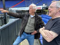 Oud-speler Ad Brouwers met supporter Wiet Kerkhoven in de Kuip.
