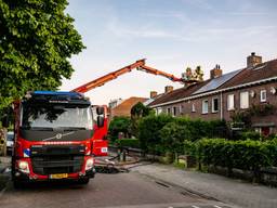 In Tilburg is brand uitgebroken bij de bovenverdieping van een huis (foto: Jack  Brekelmans/SQ Vision).