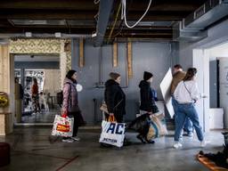 Vluchtelingen arriveren bij een opvanglocatie in Eindhoven (foto: ANP). 