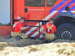 Brandweermannen moeten eerst scheppen voordat ze verder kunnen (foto: Johan Bloemers / SQ Vision). 