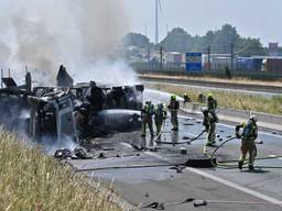 Enorme brand nadat vrachtwagens botsen op A16