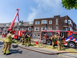 Bij restaurant Klein Java aan de Speelhuislaan in Breda is donderdagmiddag brand uitgebroken op het dak. 