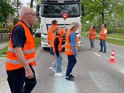 Bewoners van Budel-Dorplein dwingen een vrachtwagen te stoppen (Foto: Alice van der Plas)