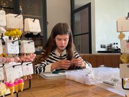Gigi maakt oorbellen voor de strijd tegen MS