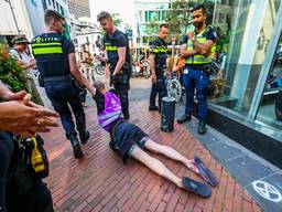 Klimaatactivisten worden door de politie naar buiten gesleurd in Eindhoven (Foto: SQ Vision/Dave Hendriks).