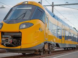 De nieuwe trein van NS raast over het spoor tussen Eindhoven - Den Haag (foto: NS)