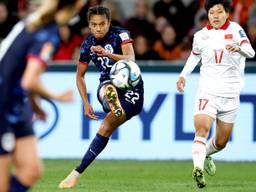 Esmee Brugts haalt uit voor de 6-0 tegen Vietnam (foto: EPA/Ritchie B. Tongo via ANP).