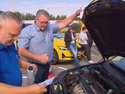 René (rechts) en een collega controleren onder de motorkap 