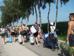 Onder zomerse omstandigheden melden zich de eerste festivalgangers van Decibel outdoor (foto: Rochelle Moes).