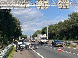 Boottrailer belandt op de snelweg (foto: Rijkswaterstaat).