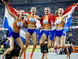 Eveline Saalberg (tweede van links) en Cathelijn Peeters (rechts) vieren de overwinning met hun ploeg (foto: ANP).