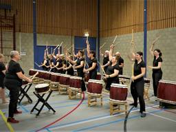 Tomodachi Taiko oefent Japanse percussie in Rijsbergen. (foto: Raoul Cartens)