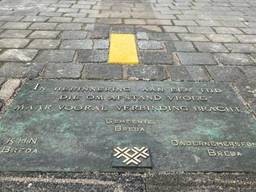 De plaquette met gele streep in de winkelstraat in Breda (foto: gemeente Breda).