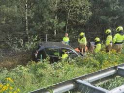 Bestuurder zwaargewond na ongeluk op A50 (foto: politie Maashorst).