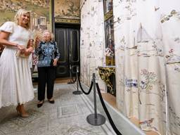 Koningin Máxima en prinses Beatrix bekijken samen met de handwerkers de nieuwe gordijnen (foto: ANP/Patrick van Emst).