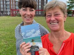 Ellen Dreezens (l) en Mariëtte van Hoof met het scheurblok (foto: Alice van der Plas).