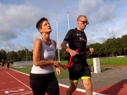 Cindy hoort niets en ziet amper, maar rent zondag toch een kwartmarathon