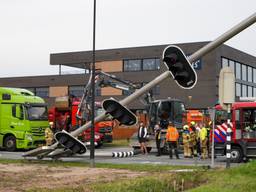 Enorme ravage nadat twee vrachtwagens botsen, stoplichten liggen op de weg