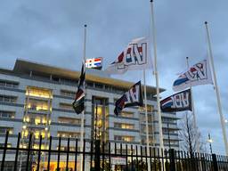 Vlag halfstok bij hoofdkantoor VDL na overlijden Wim van der Leegte