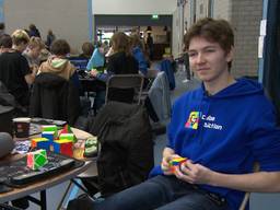 Speedcuber Ivo (16) lost Rubiks-kubus in vijf seconden op