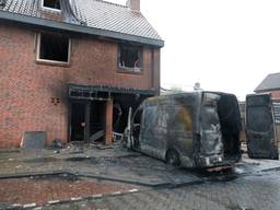 Bus in brand gestoken in woonwijk