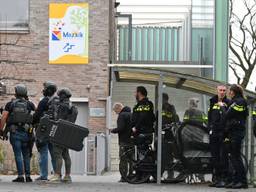 Heftige taferelen bij de school (foto: Toby de Kort / SQ Vision).