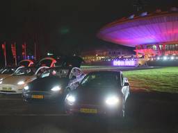Bijna dertig Tesla's hebben vrijdagavond samen een lichtshow gegeven bij het Evoluon in Eindhoven