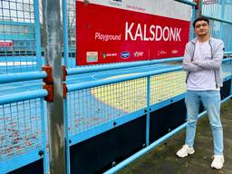 Streetcoach Marouane El Amrani voor de Krajicek Playground in Kalsdonk. (foto: Raoul Cartens)