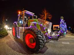 Kijk hier: stoet met verlichte tractoren rijdt door Valkenswaard