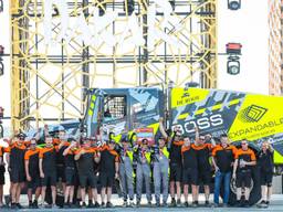 Michiel Becx en zijn crew vieren de zevende plek op het podium van de Dakar Rally (foto: ANP/Florent Gooden).