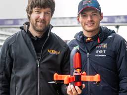 Scheurende Max Verstappen gevolgd door drone