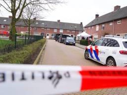 Veghel, Leeuwenbekstraat, forensisch onderzoek na vondst dode bewoonster (foto: SQ Vision).
