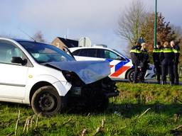 Een auto belandde in een weiland na een botsing in Rijen (Foto: SQ Vision).