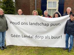 Deze groep omwonenden zien de komst van Landal niet zitten (Foto: Alice van der Plas)