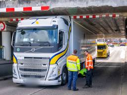 Opnieuw raak: vrachtwagen rijdt zich klem onder berucht viaduct