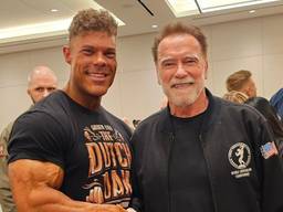 Wesley krijgt prijs voor bodybuilden uit handen van Arnold Schwarzenegger