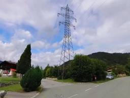 Een elektriciteitsmast in Saalingen (Google Streetview).