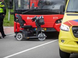 Bus botst op scootmobiel, slachtoffer naar het ziekenhuis