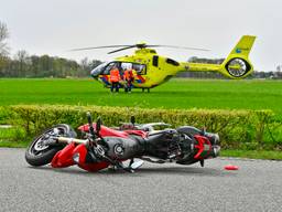 In Soerendonk gleed een motorrijder over de grond tegen een tegemoetkomende auto aan (foto: Rico Vogels/SQ Vision).