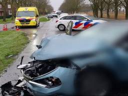 Een van de auto's was flink beschadigd (Foto: Politie Helmond).