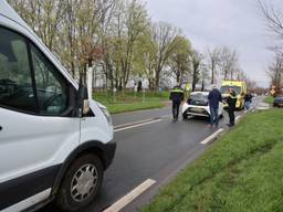 Het ging mis in Beugen bij een afdraaiende auto (Foto: SK-Media).