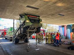 Vrachtauto vast onder viaduct, bestuurder raakt niet ernstig gewond