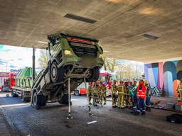 De vrachtauto kwam klem te zitten (Foto: SQ Vision).