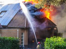 Grote brand in villa, vlammen slaan uit het dak