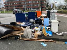 De afvalberg naast de ondergrondse containers in Den Bosch (foto: Megan Hanegraaf).