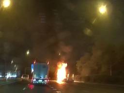 De vrachtwagen stond in brand bij knooppunt Ekkersweijer in Best.