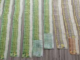 De politie nam veel cash in beslag (foto: Europol).