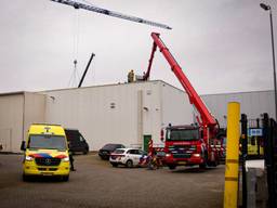 Bij een bedrijf in Helmond vond een bedrijfsongeval plaats (foto: SQ Vision).