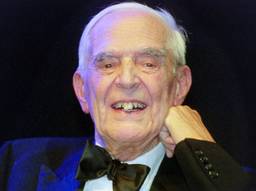Frits Philips bij het uitroepen van de ondernemer van de eeuw